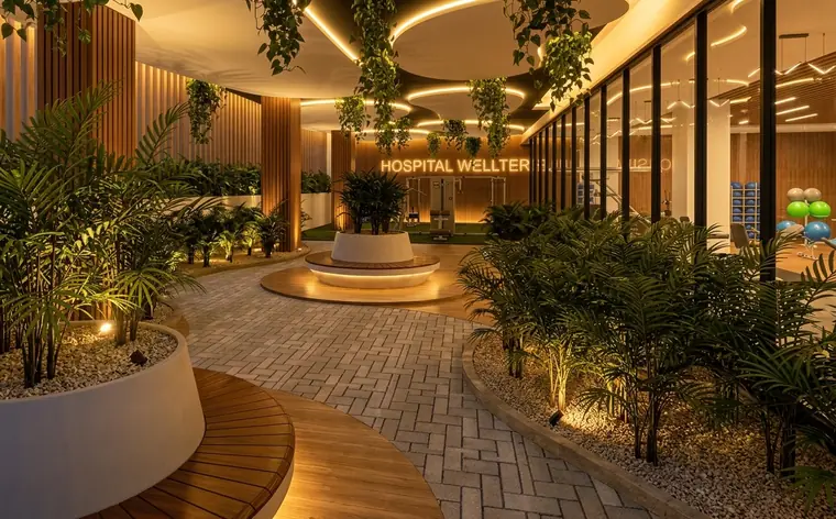 Render nocturno del jardín terapéutico interior